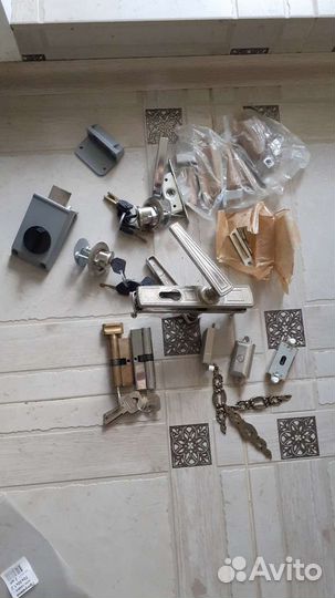 Дверь замки уплотнитель розетка выключат