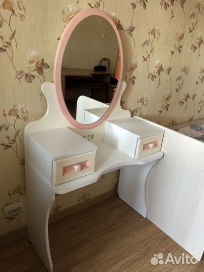 Столик для косметики