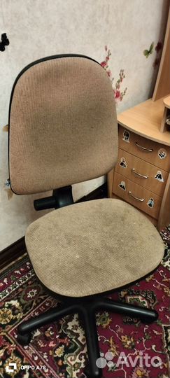 Компьютерный стол и компьютерное кресло