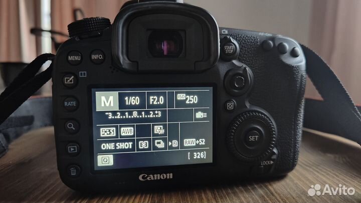 Зеркальный фотоаппарат Canon eos 7D Mark II