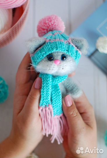 Мягкая вязаная игрушка котенок