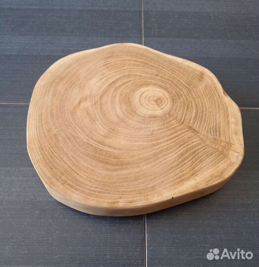 Сервировочная доска из спила дерева