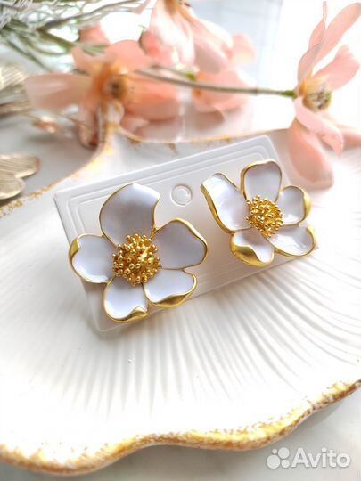 Серьги белые цветы в стиле Oscar DE la Renta