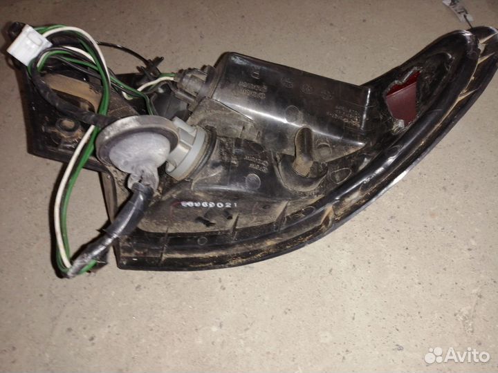 Фонарь задний правый Mazda 323 BA