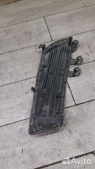 Кронштейн решетки правый Mercedes W176 A Class Amg