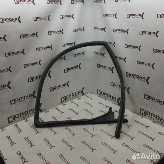 Уплотнитель стекла передний правый (верхний) hyun