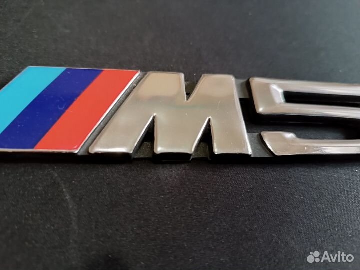 BMW М5 эмблема на капот багажника