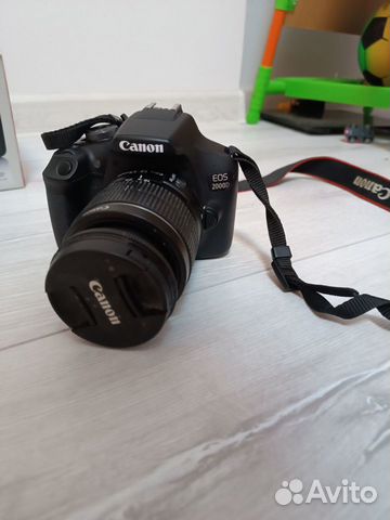 Зеркальный фотоаппарат Canon EOS 2000D