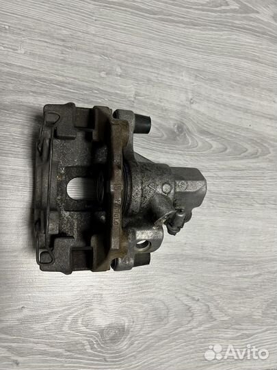 Задний левый суппорт mazda 3 bk