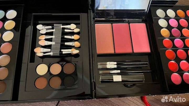 Подарочный набор косметики в чемодане декоративный