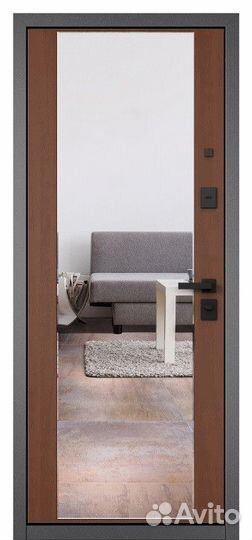 Входная дверь в квартиру с зеркалом