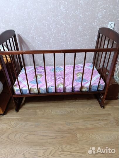 Детская кроватка с матрасом и бортиками