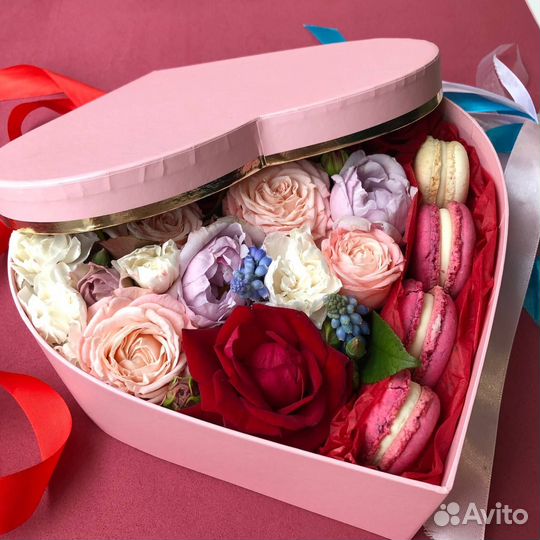 Коробка с цветами и пирожными в форме сердца
