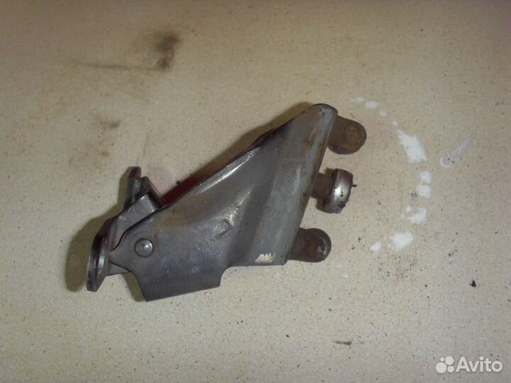 Ролик сдвижной двери левый 6839046010 Toyota Raum