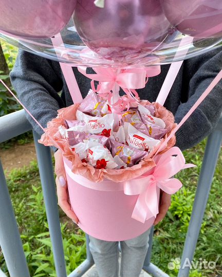 Подарок девушке с шаром и конфетами