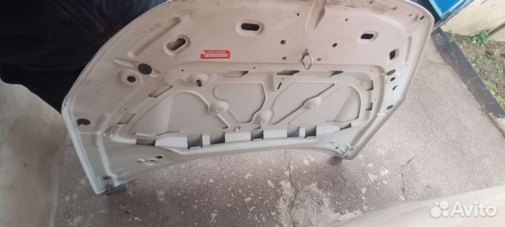 Капот на LADA Vesta