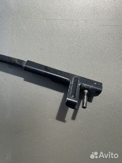 Поводок переднего дворника правый Mazda 3 bk