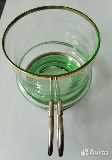 Стеклянный бокал из зеленого стекла