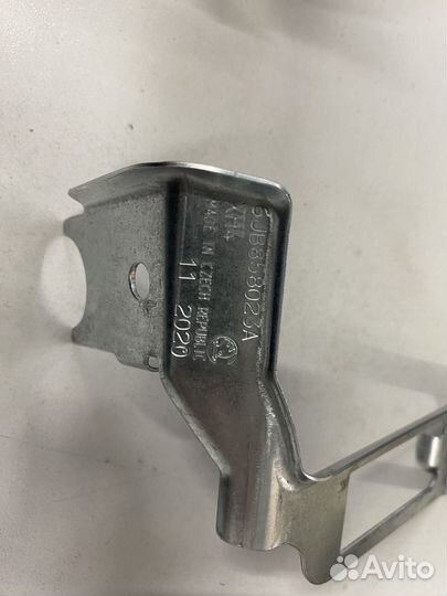 Кронштейн подсветки ног водителя 6JB858023A