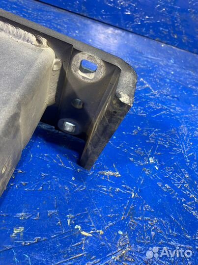 Кронштейн усилителя бампера передний правый Land