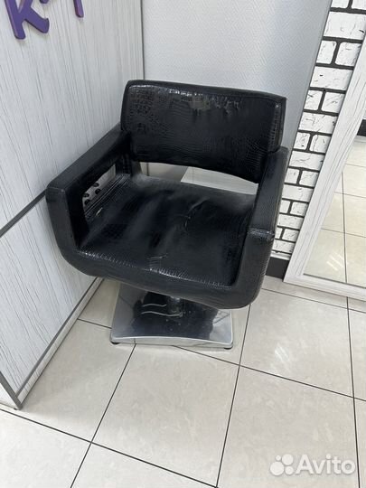 Кожанное кресло для парикмахера