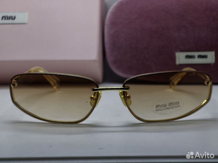 Стильные солнцезащитные очки Miu Miu
