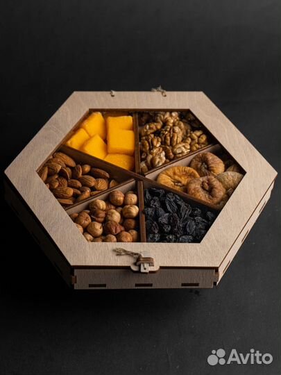 Подарочный набор из орехов и сухофруктов