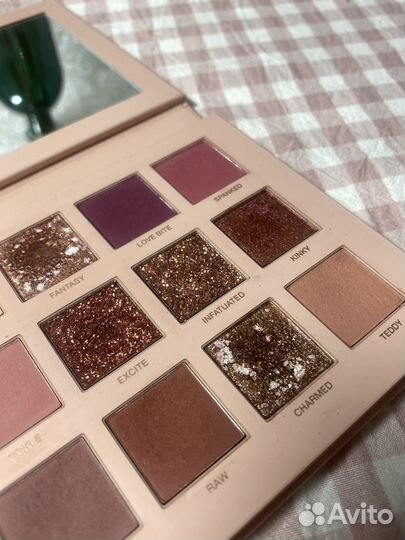 Палетка теней Huda Beauty The New Nude