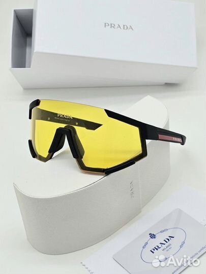 Солнцезащитные очки prada