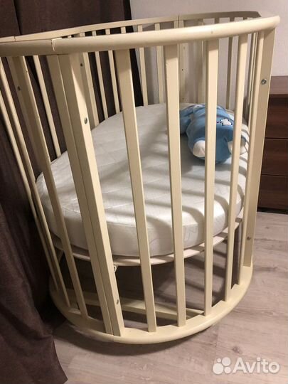 Детская кровать и комод