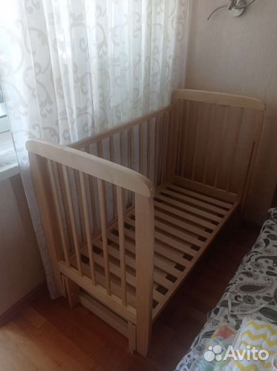 Детская кроватка с маятником и ящиком