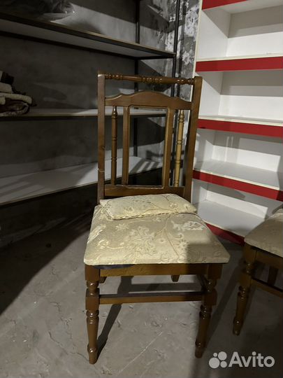 Стол и стулья