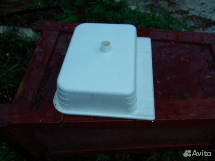 Раковина со стенкой для крепления рукомойника