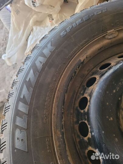 Bridgestone Blizzak Spike-01 215/65 R16