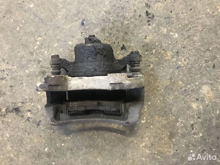 Суппорт передний правый Nissan Maxima A33