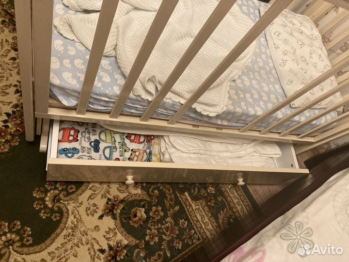 Детская кроватка с маятником и ящиком