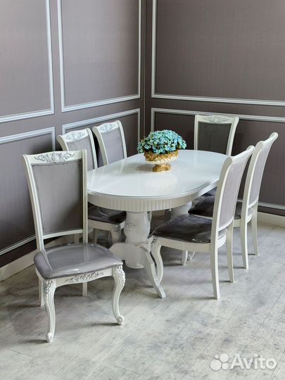 Стол и стулья в гостиную. В наличии