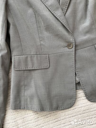 Светло-серый классический пиджак 