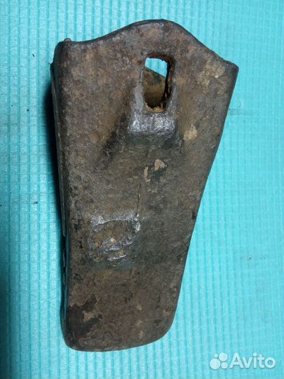 Зуб от ковша экскаватора японский ископаемый