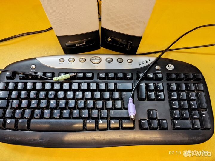 Компьютерные колонки и клавиатура