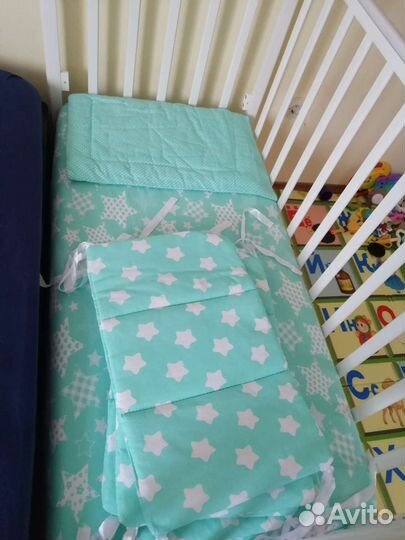 Детская кроватка с маятником