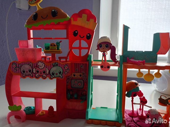 Игрушечный домик с мебелью