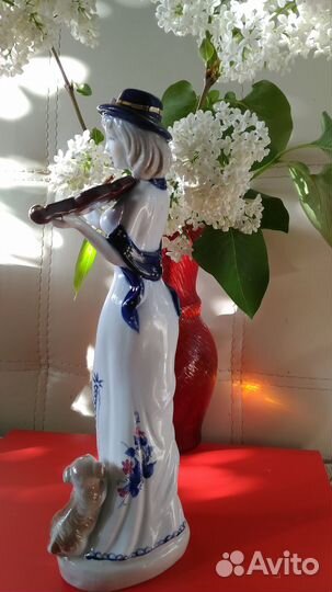 Статуэтка Фарфор. Девушка со скрипкой и с собачкой