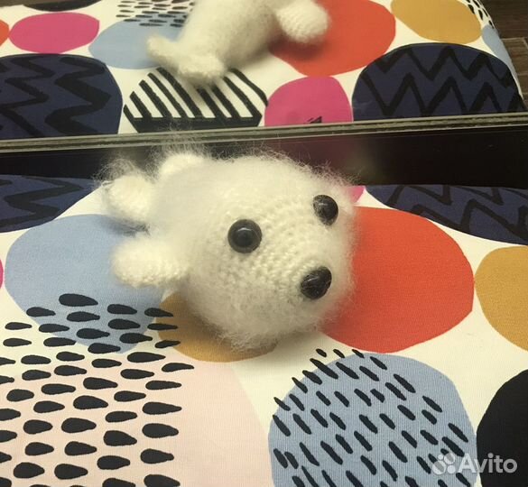 Пушистый вязаный белёнок