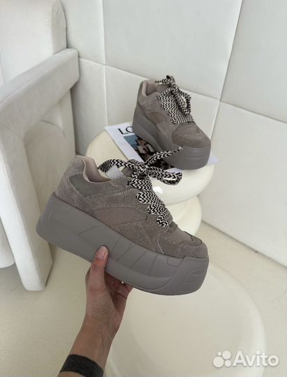 Кроссовки женские