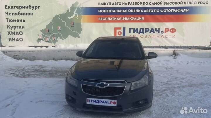 Обшивка двери передней левой Chevrolet Cruze 96957