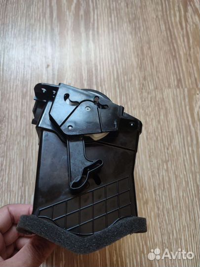 Воздуховод вентиляции салона средний правый