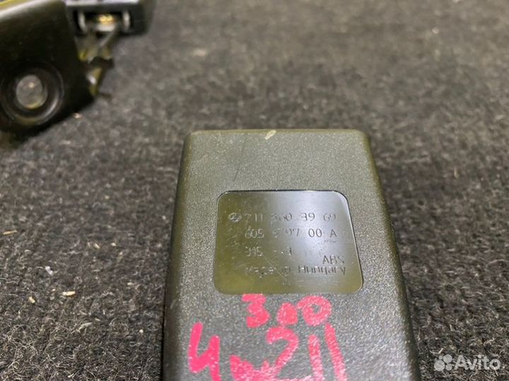 Замок ремня безопасности задний Mercedes 211 W211