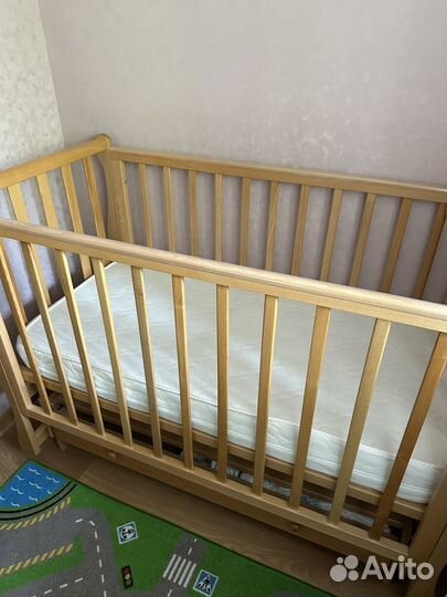 Детская кроватка с поперечным маятником и ящиком