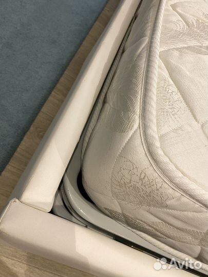 Кровать с матрасом 160*200